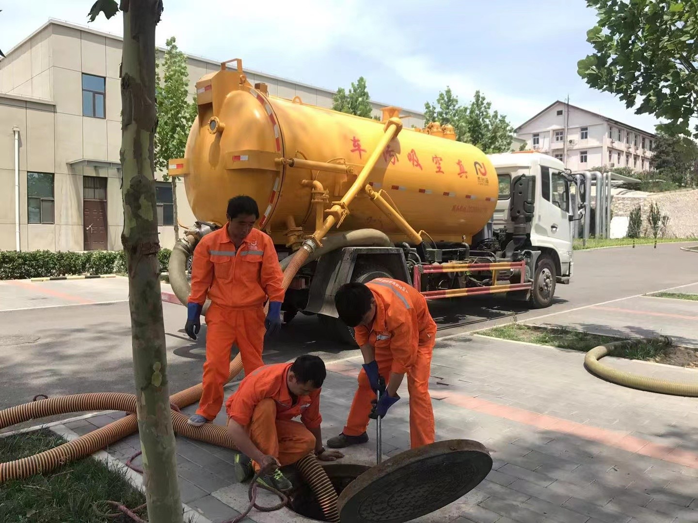 宾县管道疏通车停在窨井附近