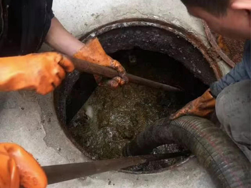 宾县清理化粪池时如何避免沼气的危害？